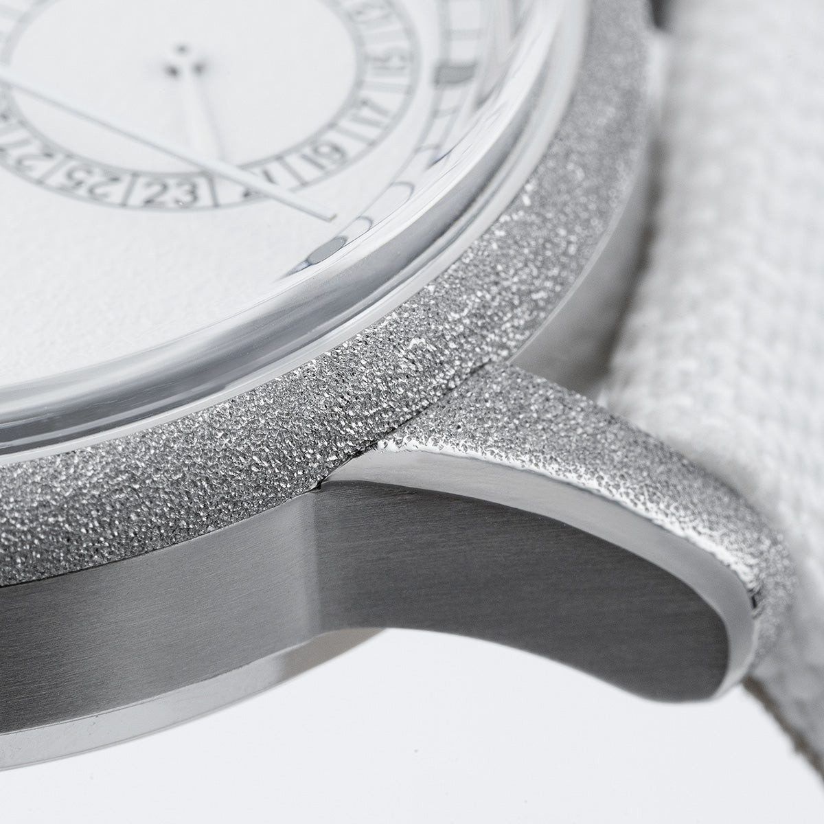 The Brilliance of White: Between Texture and Light